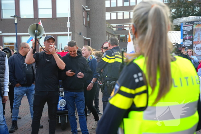 Voor- en tegendemonstranten van AZC's tegenover elkaar