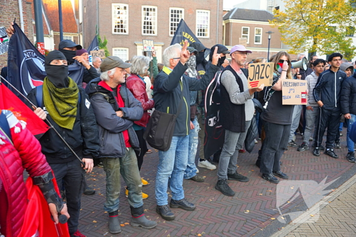 Voor- en tegendemonstranten van AZC's tegenover elkaar