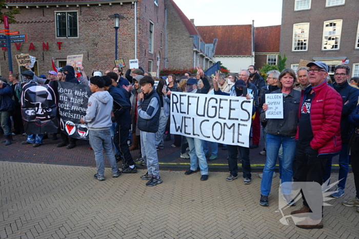 Voor- en tegendemonstranten van AZC's tegenover elkaar