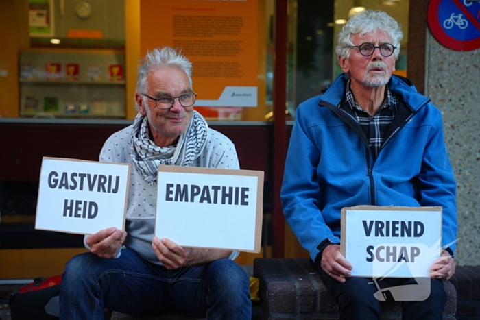 Voor- en tegendemonstranten van AZC's tegenover elkaar