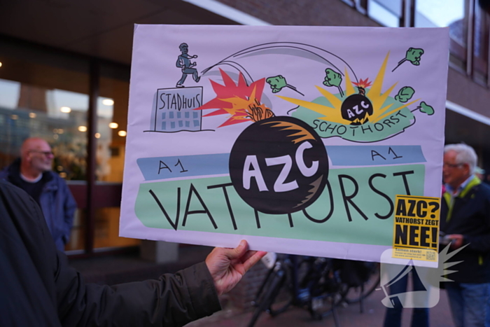 Voor- en tegendemonstranten van AZC's tegenover elkaar