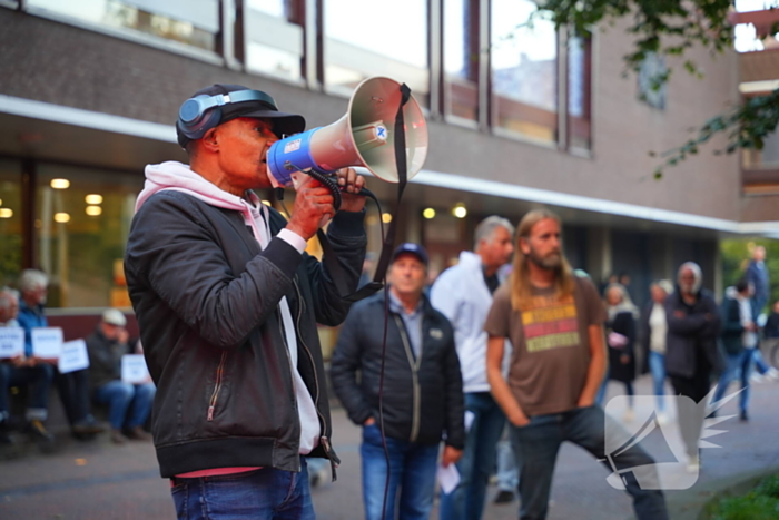 Voor- en tegendemonstranten van AZC's tegenover elkaar