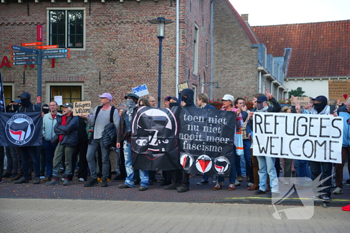 Voor- en tegendemonstranten van AZC's tegenover elkaar