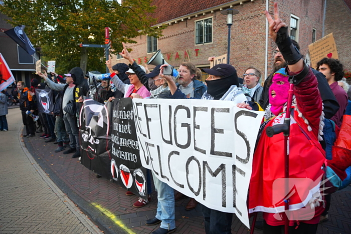 Voor- en tegendemonstranten van AZC's tegenover elkaar
