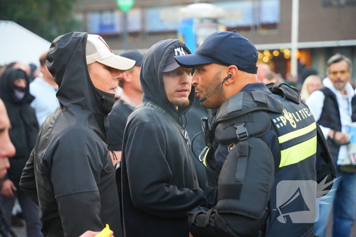 Voor- en tegendemonstranten van AZC's tegenover elkaar
