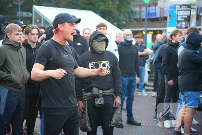 Voor- en tegendemonstranten van AZC's tegenover elkaar