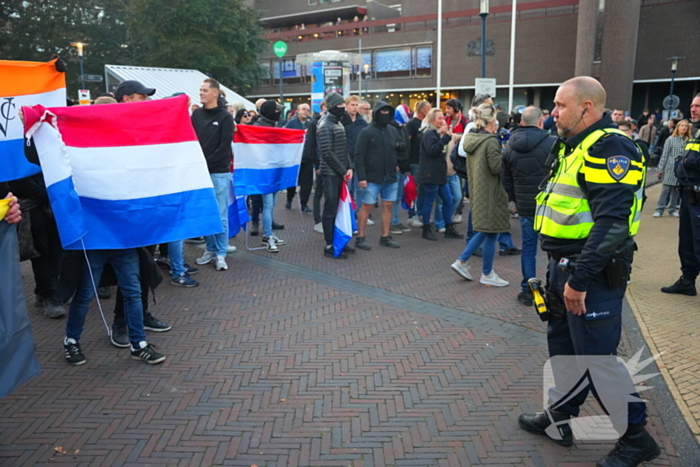 Voor- en tegendemonstranten van AZC's tegenover elkaar