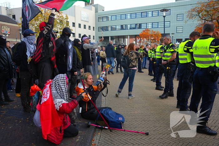 Voor- en tegendemonstranten van AZC's tegenover elkaar