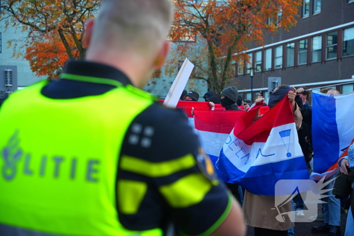 Voor- en tegendemonstranten van AZC's tegenover elkaar