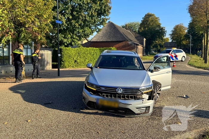 Botsing tussen politiewagen en personenauto
