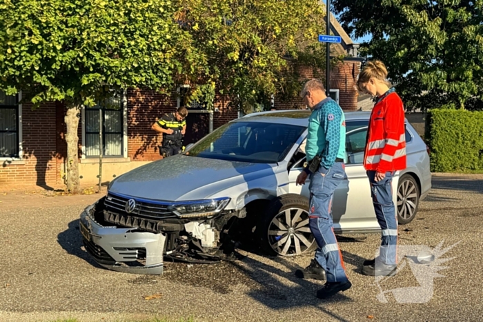 Botsing tussen politiewagen en personenauto