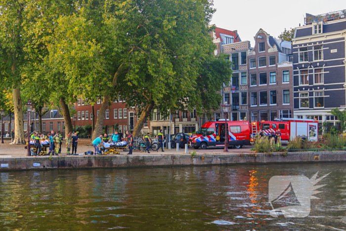 Twee mensen uit water gered