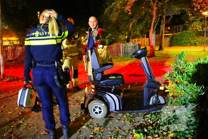Scootmobiel bestuurder uit water gered
