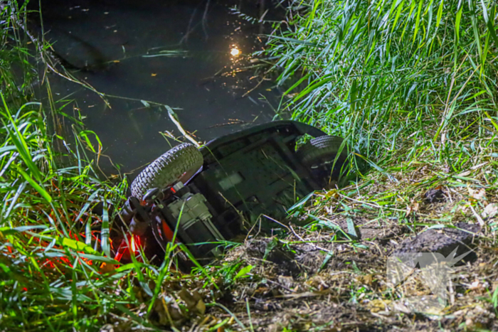 Scootmobiel bestuurder uit water gered