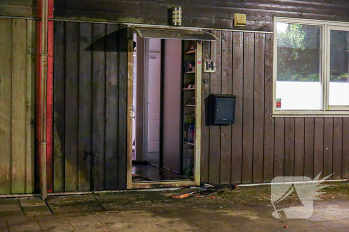 Explosie leidt tot woningbrand