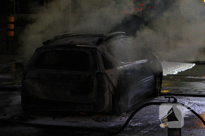 Auto gaat in vlammen op parkeerplaats