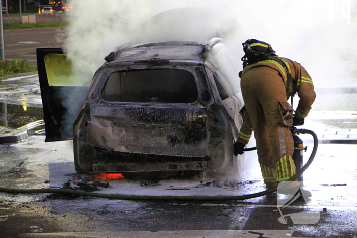 Auto gaat in vlammen op parkeerplaats