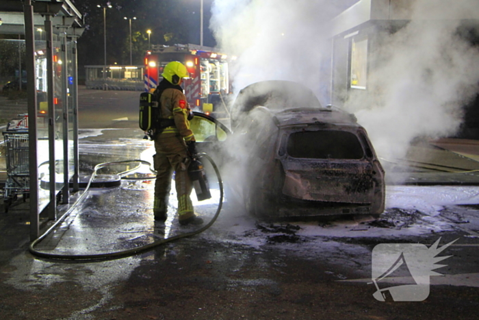 Auto gaat in vlammen op parkeerplaats