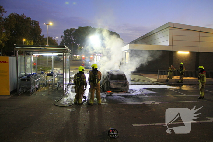 Auto gaat in vlammen op parkeerplaats