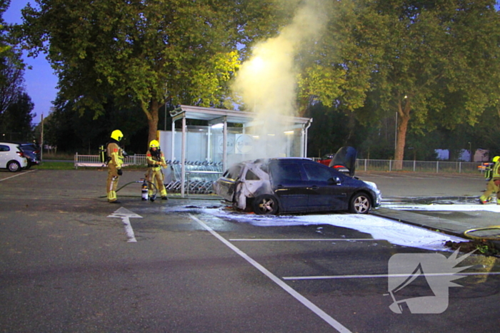 Auto gaat in vlammen op parkeerplaats