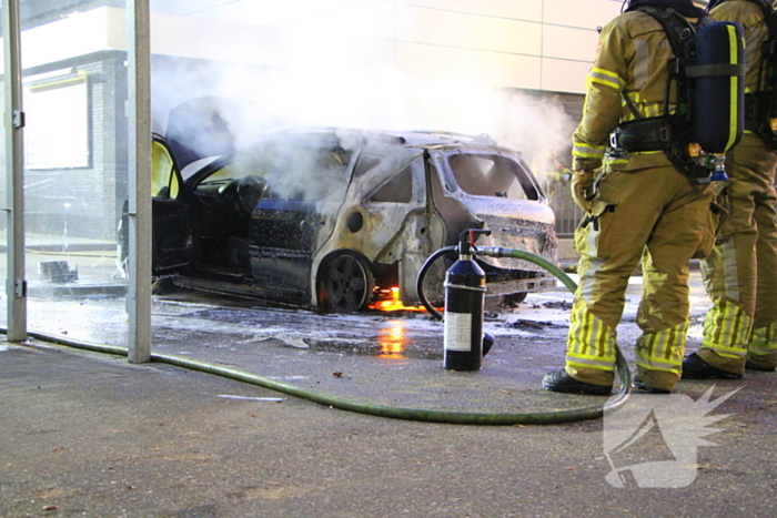 Auto gaat in vlammen op parkeerplaats