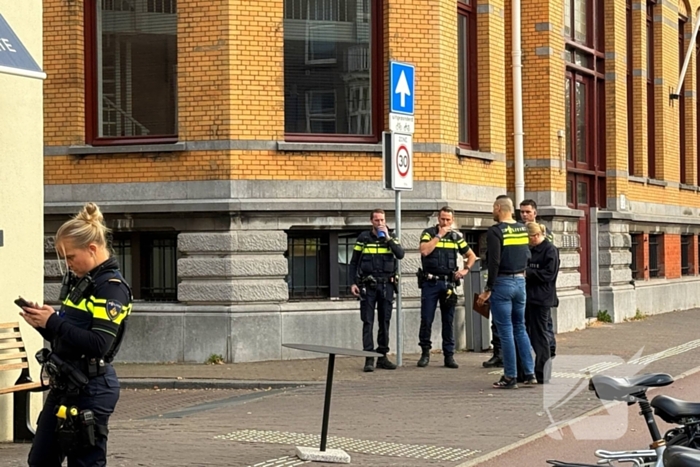 Vrouw (18) in been gestoken door onbekende man