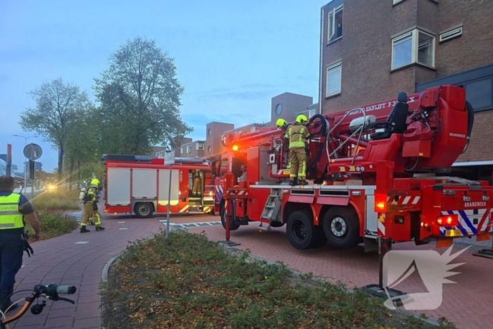 Veel rookontwikkeling bij keukenbrand, omliggende woningen ontruimd