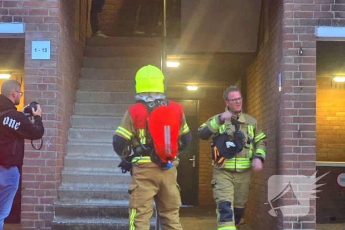 Veel rookontwikkeling bij keukenbrand, omliggende woningen ontruimd