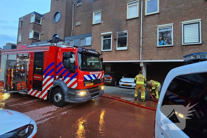 Veel rookontwikkeling bij keukenbrand, omliggende woningen ontruimd