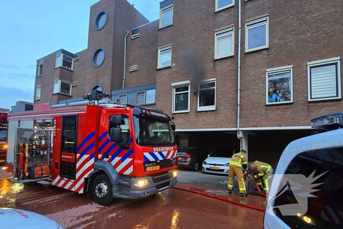 Veel rookontwikkeling bij keukenbrand, omliggende woningen ontruimd