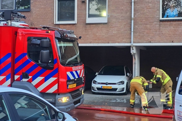 Veel rookontwikkeling bij keukenbrand, omliggende woningen ontruimd