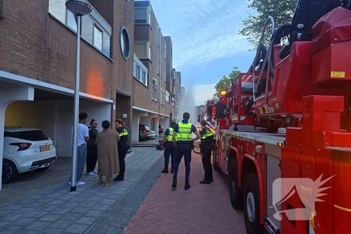 Veel rookontwikkeling bij keukenbrand, omliggende woningen ontruimd