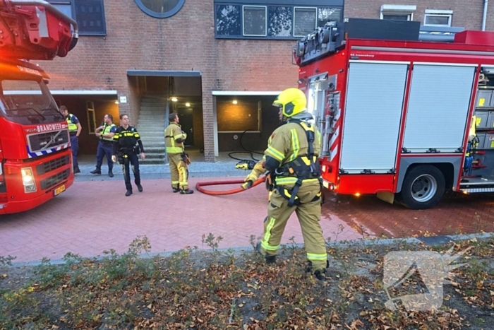Veel rookontwikkeling bij keukenbrand, omliggende woningen ontruimd