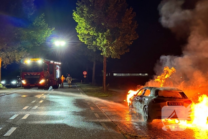 Auto volledig verbrand tijdens rit