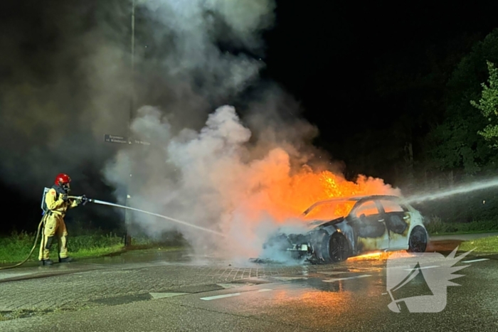Auto volledig verbrand tijdens rit