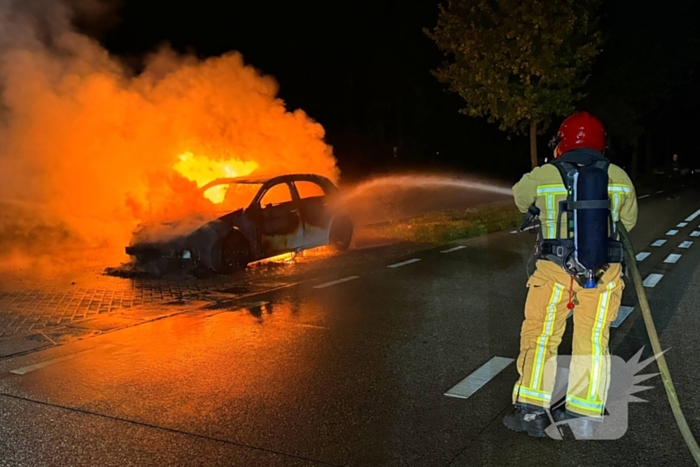 Auto volledig verbrand tijdens rit