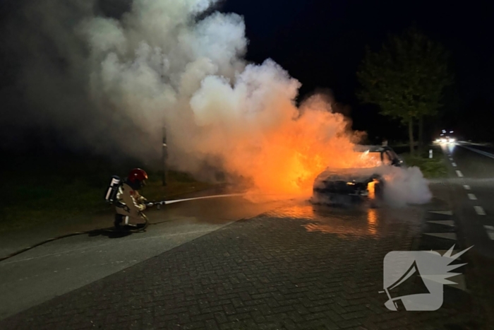Auto volledig verbrand tijdens rit