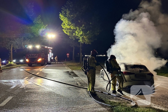 Auto volledig verbrand tijdens rit