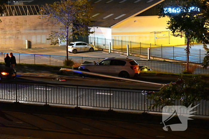 Automobilist klapt op lantaarnpaal