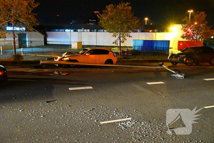 Automobilist klapt op lantaarnpaal