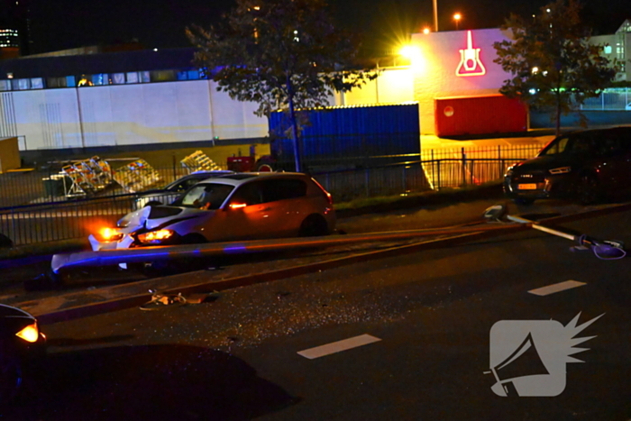 Automobilist klapt op lantaarnpaal