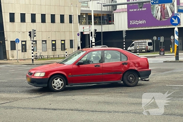 Twee auto's botsen op kruising
