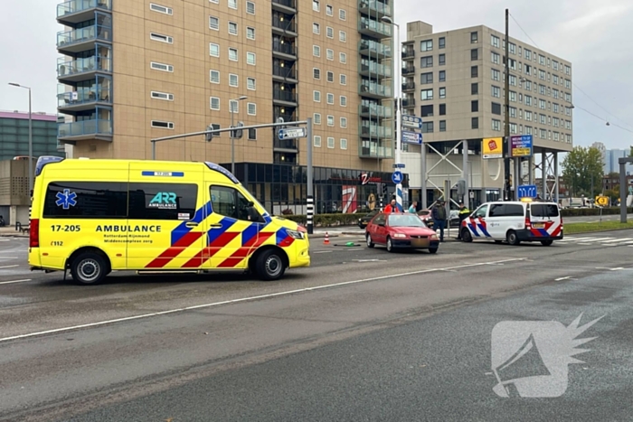 Twee auto's botsen op kruising