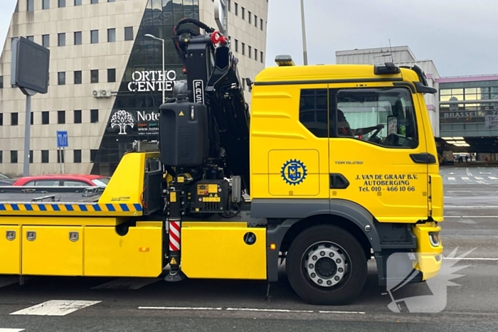 Twee auto's botsen op kruising