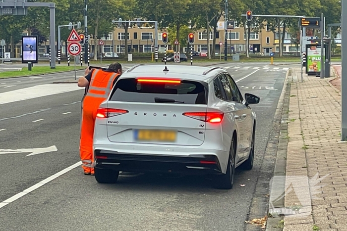 Twee auto's botsen op kruising