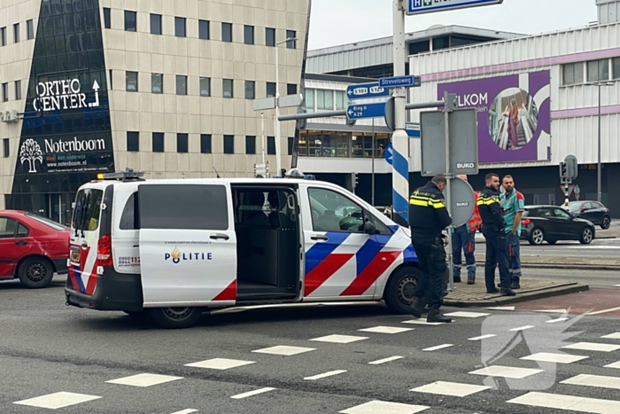 Twee auto's botsen op kruising