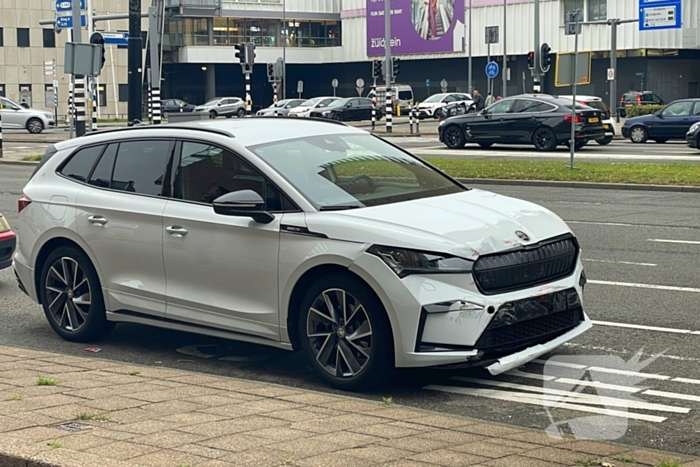 Twee auto's botsen op kruising