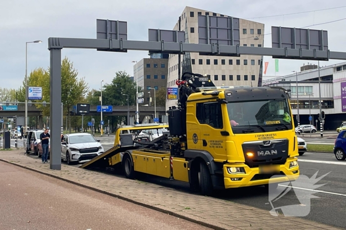 Twee auto's botsen op kruising