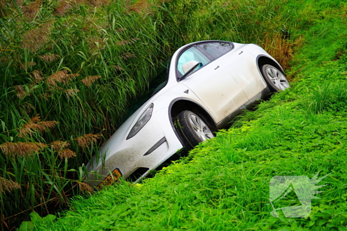 Auto in water na botsing