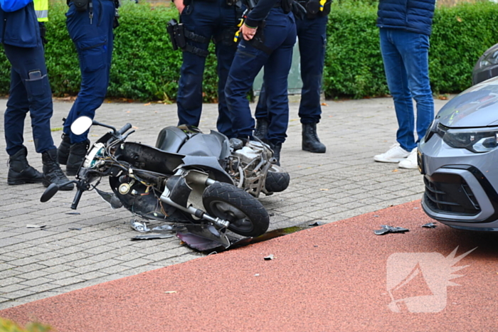 Scooterrijder gewond bij aanrijding met auto